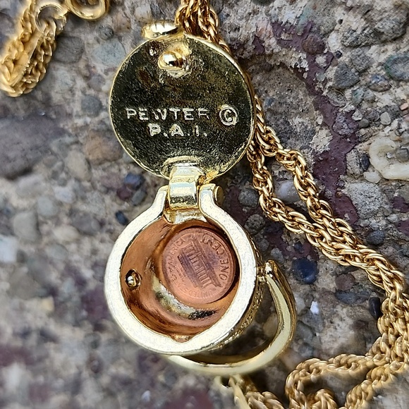 Basket locket necklace scrimshot type ship Joan Rivers chain gold tone - Picture 7 of 7